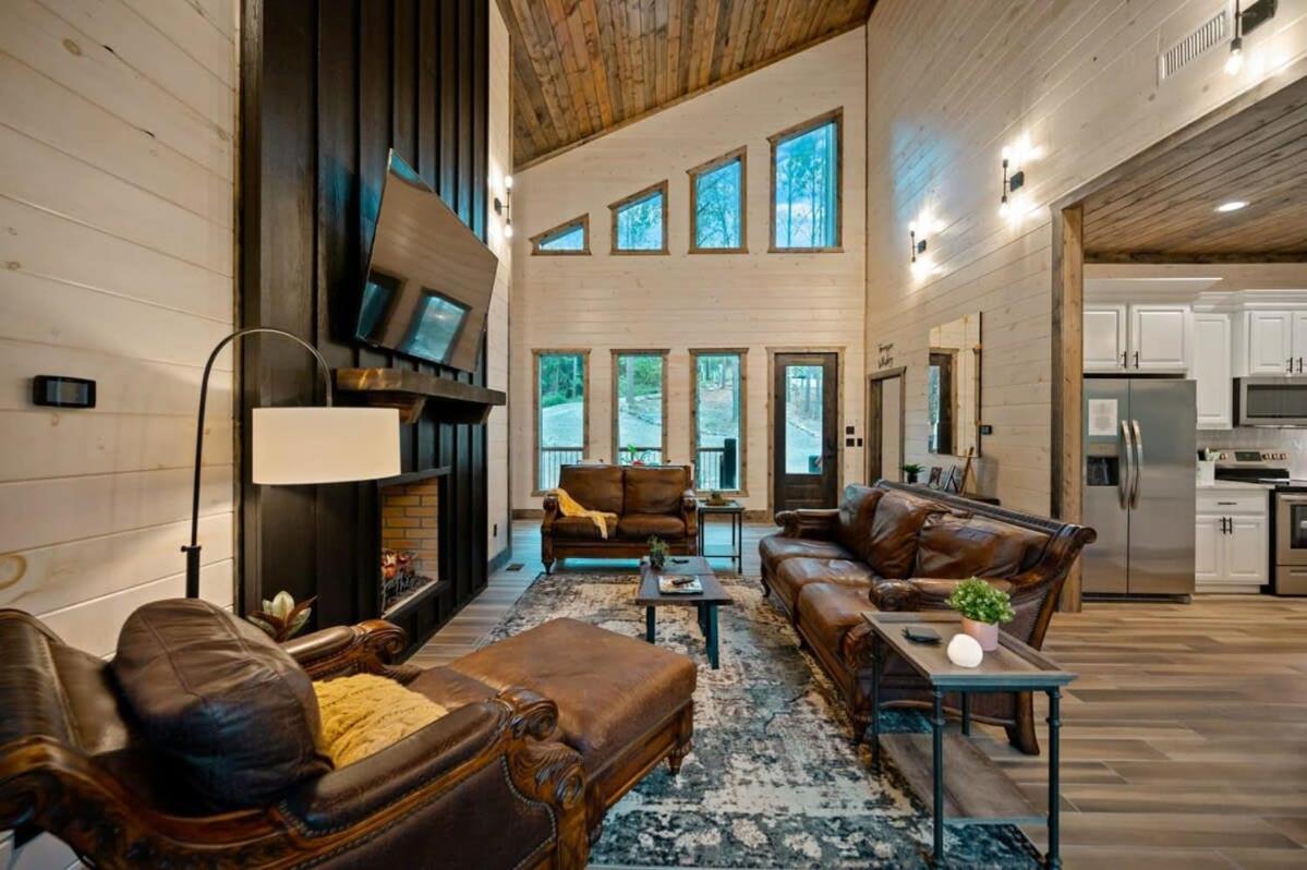 New W Hot Tub + Views Sleeps 12 Hébergement de vacances Broken Bow