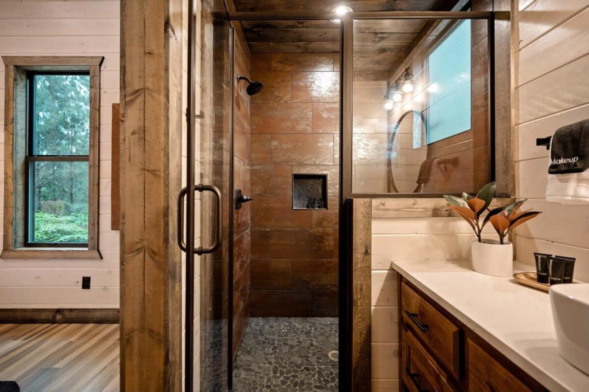 New W Hot Tub + Views Sleeps 12 * Broken Bow