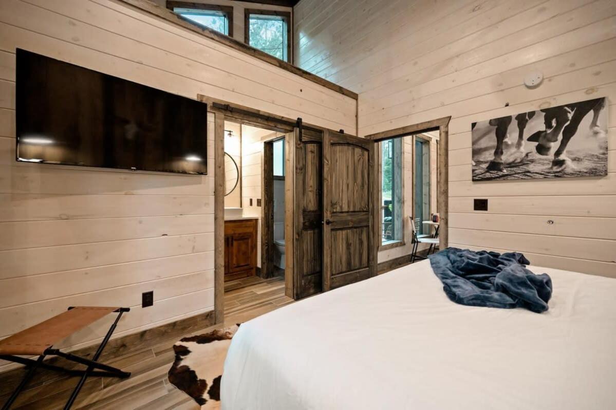 New W Hot Tub + Views Sleeps 12 Hébergement de vacances Broken Bow