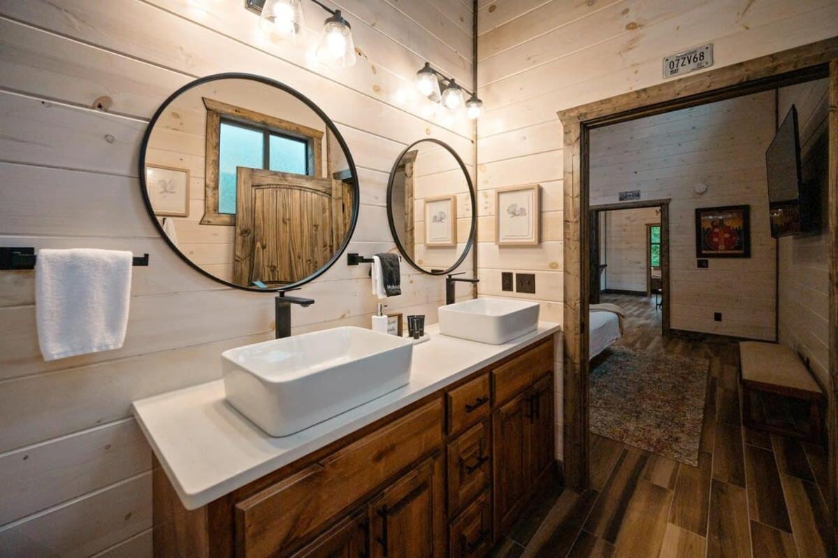 New W Hot Tub + Views Sleeps 12 Hébergement de vacances Broken Bow