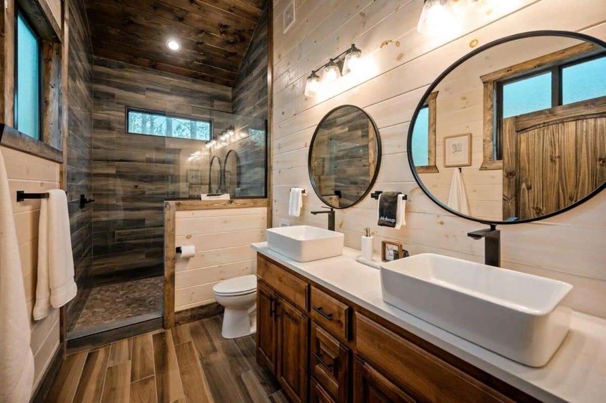 New W Hot Tub + Views Sleeps 12 Broken Bow