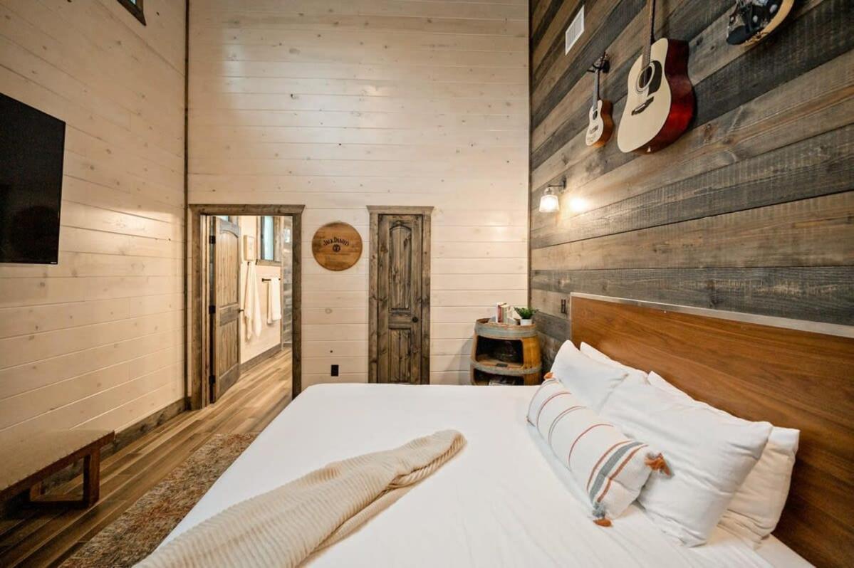 New W Hot Tub + Views Sleeps 12 *