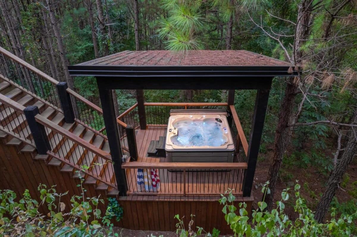 New W Hot Tub + Views Sleeps 12