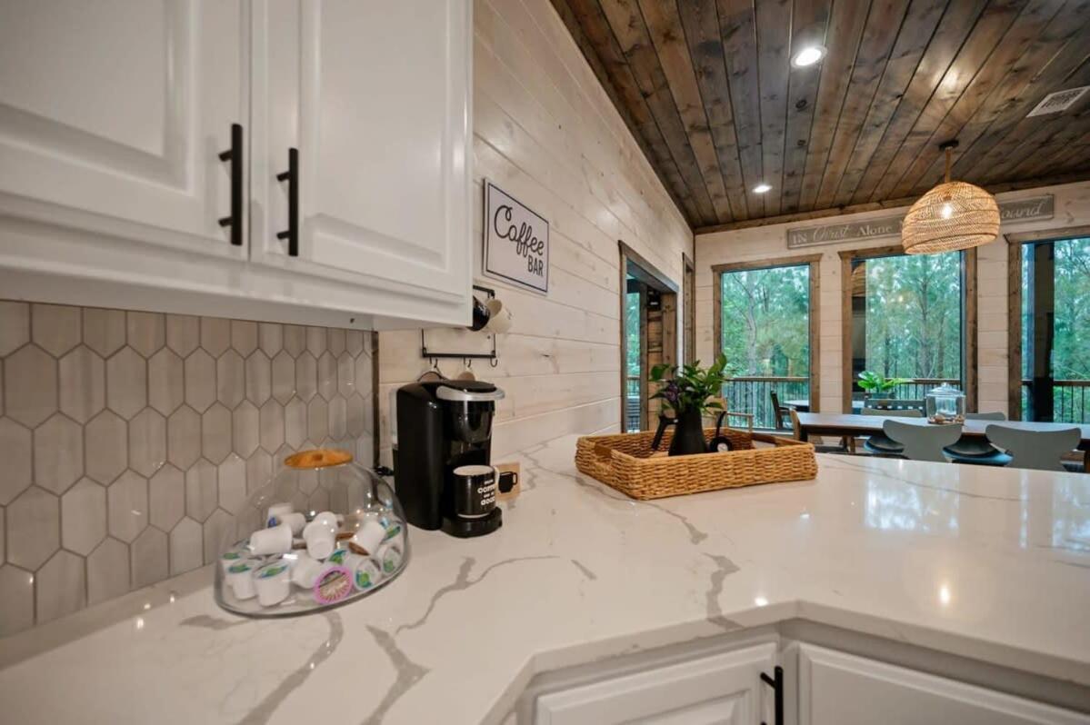 New W Hot Tub + Views Sleeps 12 Hébergement de vacances *