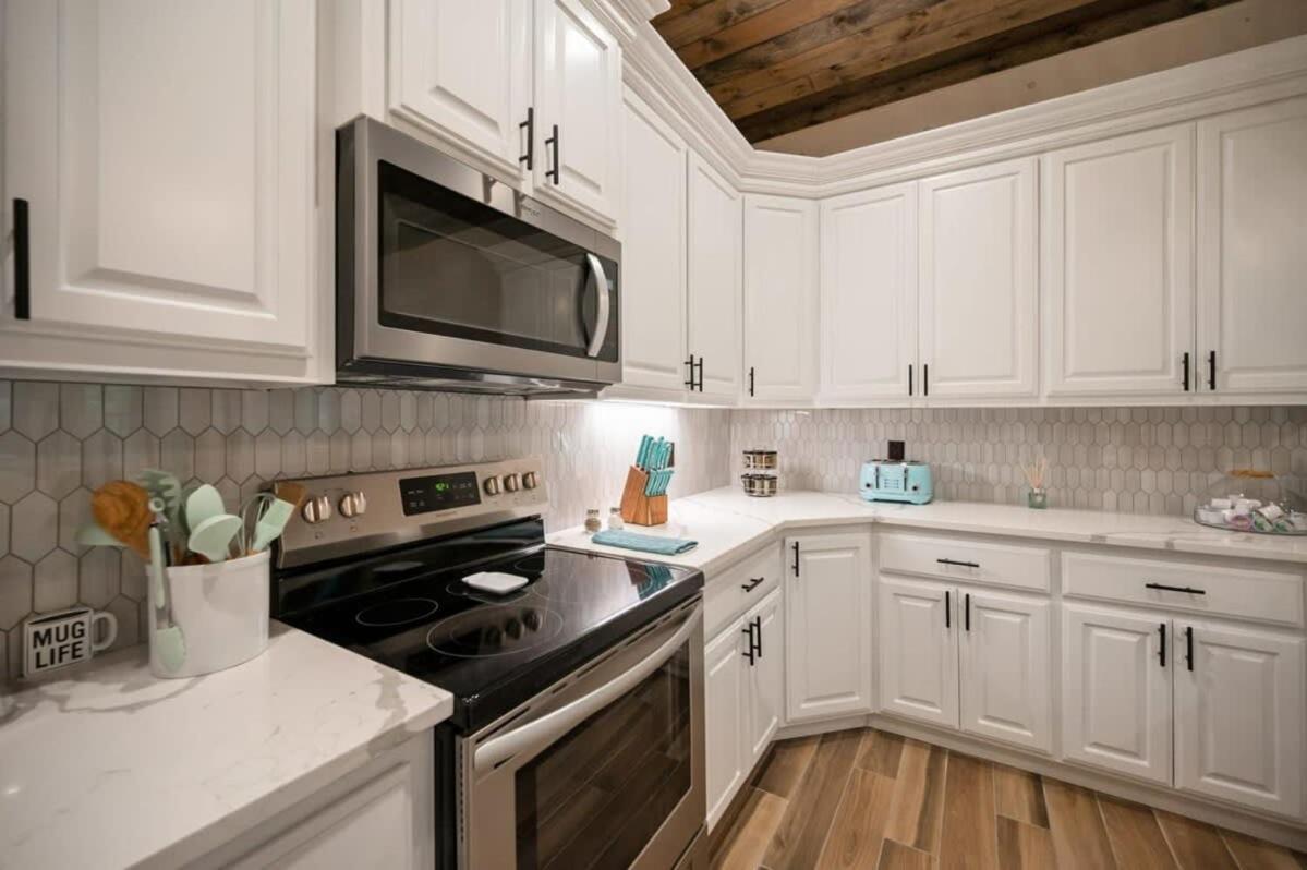 New W Hot Tub + Views Sleeps 12 Hébergement de vacances Broken Bow